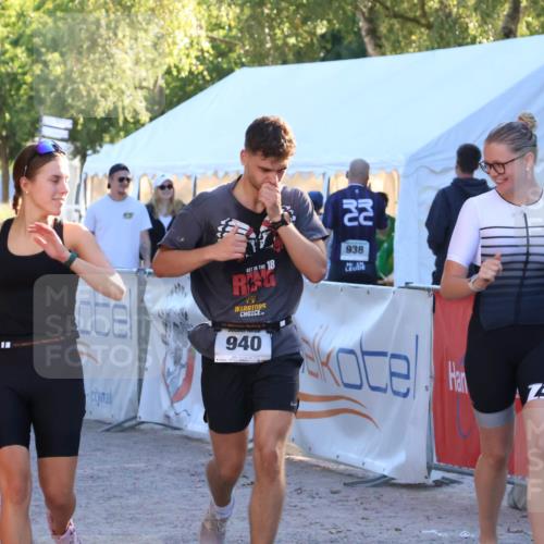 07.09.2025 - 19. Norderstedt Triathlon Zöllner http://msf.ph/oto/8777252 07.09.2025 17:14:19 Ziel 940, 1435 meine-sportfotos.de