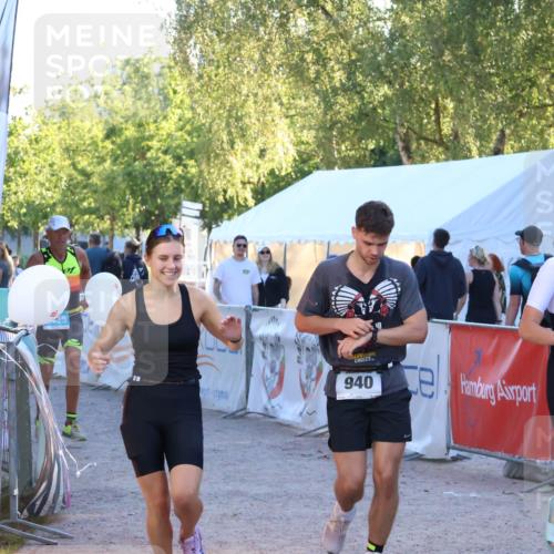 07.09.2025 - 19. Norderstedt Triathlon Zöllner http://msf.ph/oto/8777274 07.09.2025 17:14:20 Ziel 940, 1435 meine-sportfotos.de