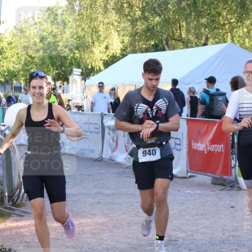 07.09.2025 - 19. Norderstedt Triathlon Zöllner http://msf.ph/oto/8777283 07.09.2025 17:14:20 Ziel 940, 1435 meine-sportfotos.de