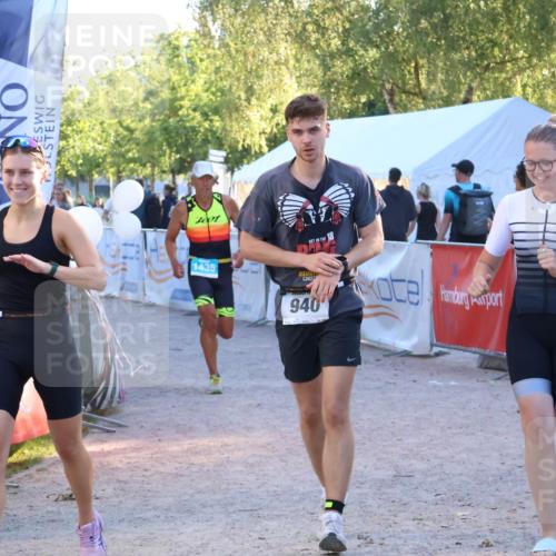 07.09.2025 - 19. Norderstedt Triathlon Zöllner http://msf.ph/oto/8777289 07.09.2025 17:14:21 Ziel 940, 1435 meine-sportfotos.de