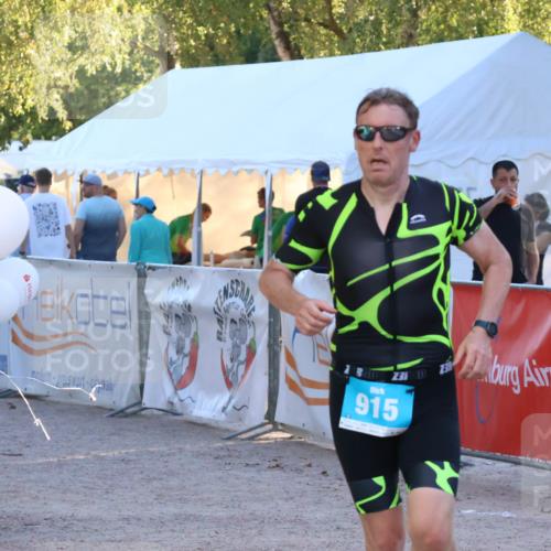 07.09.2025 - 19. Norderstedt Triathlon Zöllner http://msf.ph/oto/8777687 07.09.2025 17:15:57 Ziel 878, 915 meine-sportfotos.de