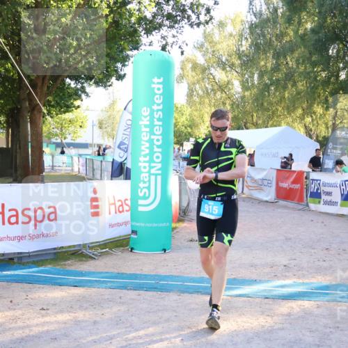 07.09.2025 - 19. Norderstedt Triathlon Zöllner http://msf.ph/oto/8777707 07.09.2025 17:15:59 Ziel 915 meine-sportfotos.de