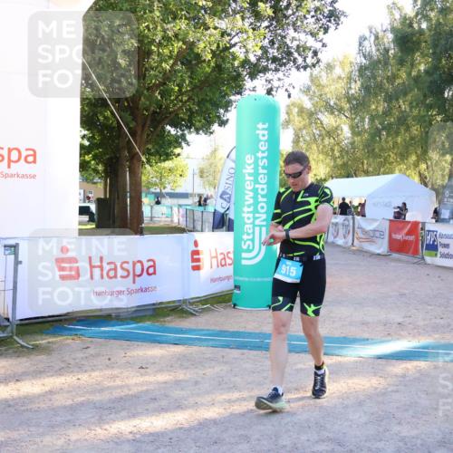 07.09.2025 - 19. Norderstedt Triathlon Zöllner http://msf.ph/oto/8777713 07.09.2025 17:15:59 Ziel 915 meine-sportfotos.de