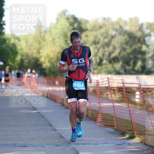 07.09.2025 - 19. Norderstedt Triathlon Michael Strokosch http://msf.ph/oto/8778954 07.09.2025 17:00:06 Laufen 412, 894, 1423, 1464 meine-sportfotos.de