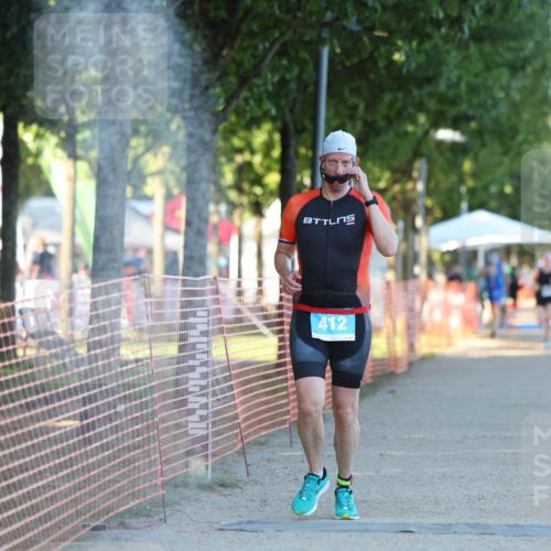 07.09.2025 - 19. Norderstedt Triathlon Michael Strokosch http://msf.ph/oto/8778968 07.09.2025 17:00:08 Laufen 412, 1423, 1464 meine-sportfotos.de