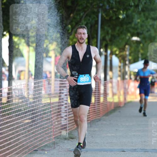 07.09.2025 - 19. Norderstedt Triathlon Michael Strokosch http://msf.ph/oto/8779148 07.09.2025 17:00:51 Laufen 889, 933, 940, 1437 meine-sportfotos.de