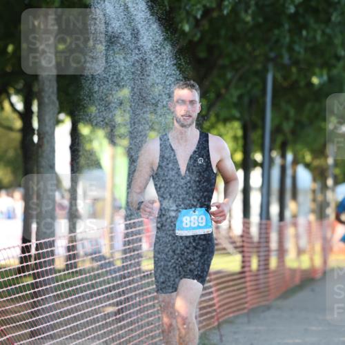 07.09.2025 - 19. Norderstedt Triathlon Michael Strokosch http://msf.ph/oto/8779156 07.09.2025 17:00:52 Laufen 889, 933 meine-sportfotos.de