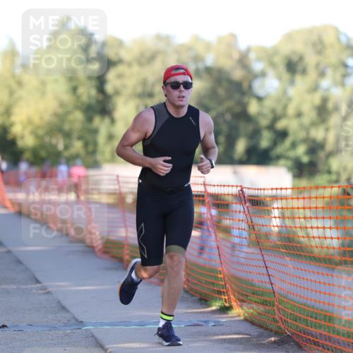 07.09.2025 - 19. Norderstedt Triathlon Michael Strokosch http://msf.ph/oto/8779372 07.09.2025 17:01:35 Laufen 886, 903, 1455 meine-sportfotos.de