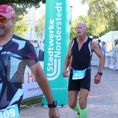 07.09.2025 - 19. Norderstedt Triathlon Zöllner http://msf.ph/oto/8780053 07.09.2025 17:34:18 Ziel 409, 432, 910 meine-sportfotos.de