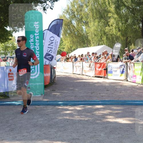 07.09.2025 - 19. Norderstedt Triathlon Zöllner http://msf.ph/oto/8780070 07.09.2025 12:46:45 Ziel 1233 meine-sportfotos.de
