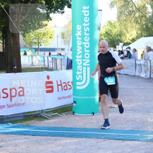 07.09.2025 - 19. Norderstedt Triathlon Zöllner http://msf.ph/oto/8780114 07.09.2025 17:34:22 Ziel 409, 432, 910 meine-sportfotos.de