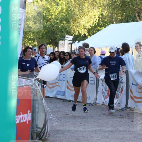 07.09.2025 - 19. Norderstedt Triathlon Zöllner http://msf.ph/oto/8780435 07.09.2025 17:35:50 Ziel 376, 934, 1454 meine-sportfotos.de