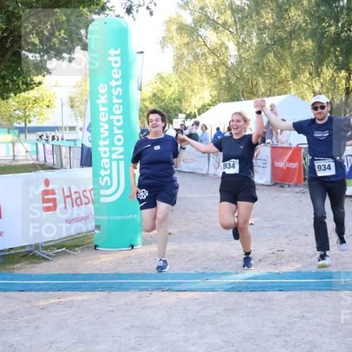 07.09.2025 - 19. Norderstedt Triathlon Zöllner http://msf.ph/oto/8780515 07.09.2025 17:35:53 Ziel 376, 934, 1454 meine-sportfotos.de
