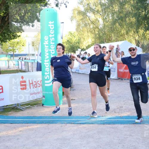 07.09.2025 - 19. Norderstedt Triathlon Zöllner http://msf.ph/oto/8780518 07.09.2025 17:35:54 Ziel 376, 934, 1454 meine-sportfotos.de