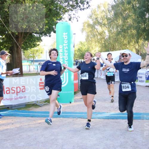 07.09.2025 - 19. Norderstedt Triathlon Zöllner http://msf.ph/oto/8780540 07.09.2025 17:35:54 Ziel 376, 934, 1454 meine-sportfotos.de