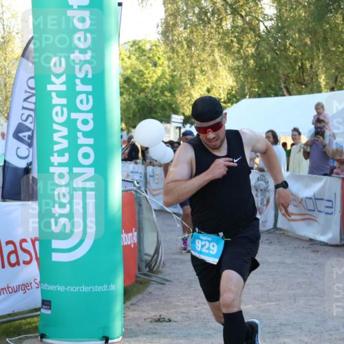 07.09.2025 - 19. Norderstedt Triathlon Zöllner http://msf.ph/oto/8780795 07.09.2025 17:37:09 Ziel 864, 929 meine-sportfotos.de