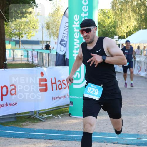 07.09.2025 - 19. Norderstedt Triathlon Zöllner http://msf.ph/oto/8780802 07.09.2025 17:37:09 Ziel 864, 929 meine-sportfotos.de