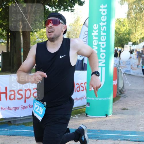 07.09.2025 - 19. Norderstedt Triathlon Zöllner http://msf.ph/oto/8780805 07.09.2025 17:37:10 Ziel 864, 929 meine-sportfotos.de