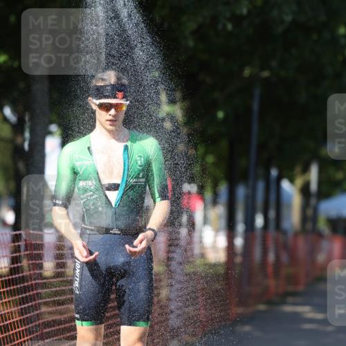 07.09.2025 - 19. Norderstedt Triathlon Michael Strokosch http://msf.ph/oto/8781338 07.09.2025 15:11:15 Laufen 985, 1012, 1016 meine-sportfotos.de