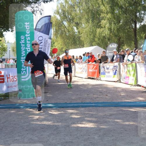 07.09.2025 - 19. Norderstedt Triathlon Zöllner http://msf.ph/oto/8781585 07.09.2025 12:56:45 Ziel 1241, 1351, 1387 meine-sportfotos.de