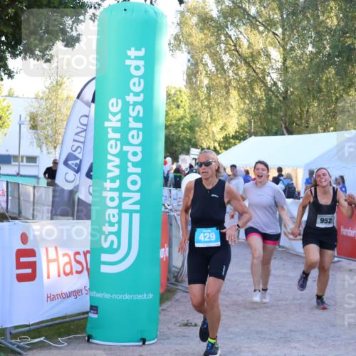 07.09.2025 - 19. Norderstedt Triathlon Zöllner http://msf.ph/oto/8781613 07.09.2025 17:43:47 Ziel 383, 429, 952 meine-sportfotos.de