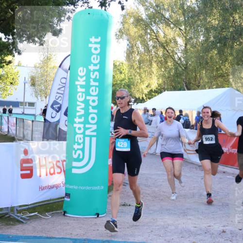 07.09.2025 - 19. Norderstedt Triathlon Zöllner http://msf.ph/oto/8781619 07.09.2025 17:43:47 Ziel 383, 429, 952 meine-sportfotos.de