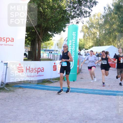 07.09.2025 - 19. Norderstedt Triathlon Zöllner http://msf.ph/oto/8781632 07.09.2025 17:43:48 Ziel 383, 429, 952 meine-sportfotos.de