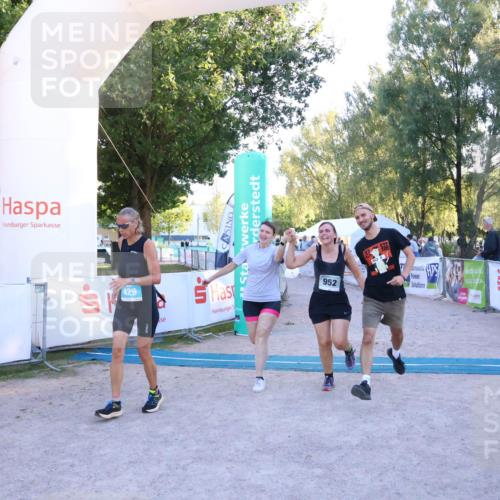 07.09.2025 - 19. Norderstedt Triathlon Zöllner http://msf.ph/oto/8781656 07.09.2025 17:43:49 Ziel 383, 429, 952 meine-sportfotos.de