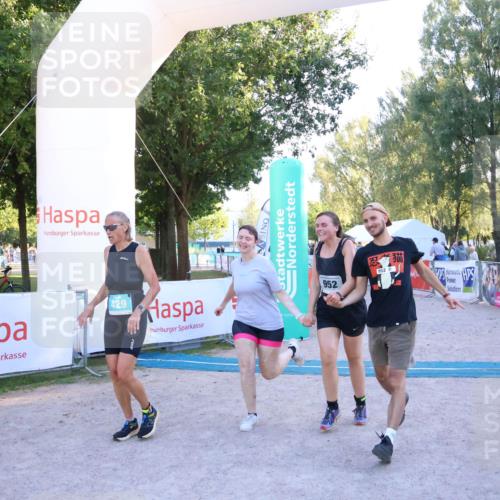 07.09.2025 - 19. Norderstedt Triathlon Zöllner http://msf.ph/oto/8781659 07.09.2025 17:43:49 Ziel 383, 429, 952 meine-sportfotos.de