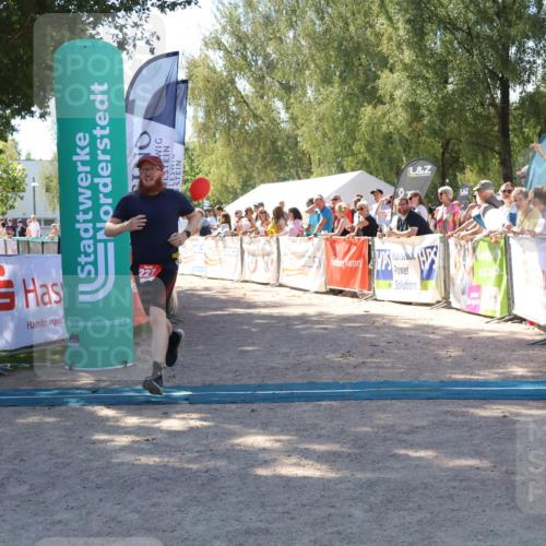07.09.2025 - 19. Norderstedt Triathlon Zöllner http://msf.ph/oto/8782020 07.09.2025 12:58:45 Ziel 227, 251 meine-sportfotos.de