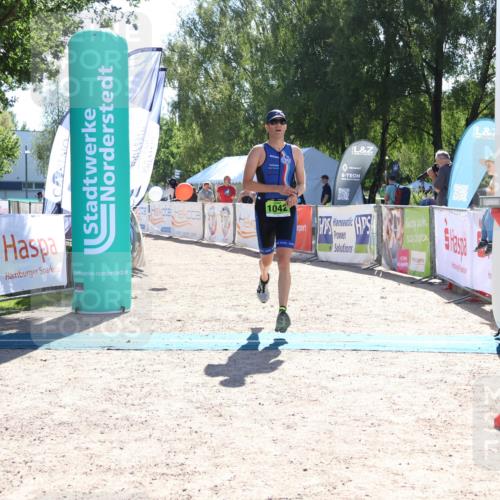07.09.2025 - 19. Norderstedt Triathlon Zöllner http://msf.ph/oto/8783296 07.09.2025 15:08:39 Ziel 1042 meine-sportfotos.de