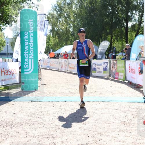 07.09.2025 - 19. Norderstedt Triathlon Zöllner http://msf.ph/oto/8783304 07.09.2025 15:08:40 Ziel 1042 meine-sportfotos.de
