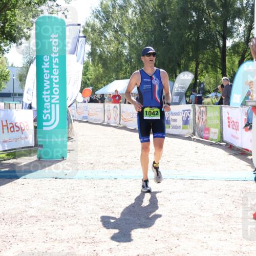 07.09.2025 - 19. Norderstedt Triathlon Zöllner http://msf.ph/oto/8783308 07.09.2025 15:08:40 Ziel 1042 meine-sportfotos.de