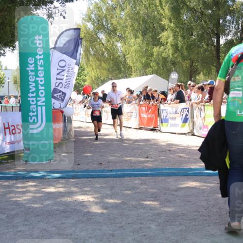 07.09.2025 - 19. Norderstedt Triathlon Zöllner http://msf.ph/oto/8783649 07.09.2025 13:05:52 Ziel 737, 738 meine-sportfotos.de