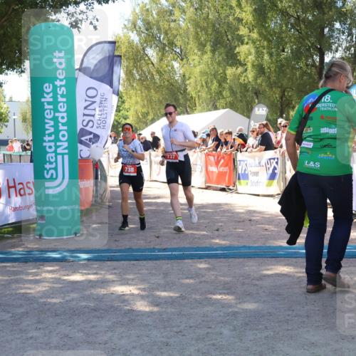 07.09.2025 - 19. Norderstedt Triathlon Zöllner http://msf.ph/oto/8783680 07.09.2025 13:05:54 Ziel 737, 738 meine-sportfotos.de
