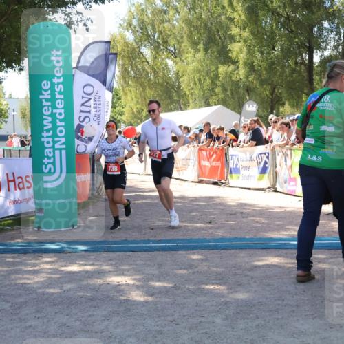 07.09.2025 - 19. Norderstedt Triathlon Zöllner http://msf.ph/oto/8783684 07.09.2025 13:05:54 Ziel 737, 738 meine-sportfotos.de
