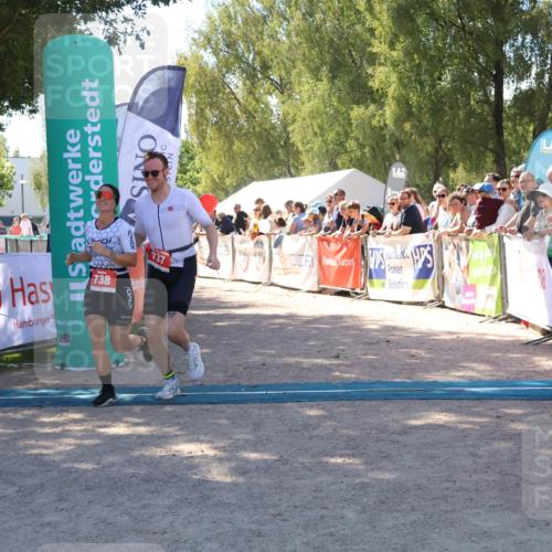 07.09.2025 - 19. Norderstedt Triathlon Zöllner http://msf.ph/oto/8783691 07.09.2025 13:05:55 Ziel 737, 738 meine-sportfotos.de