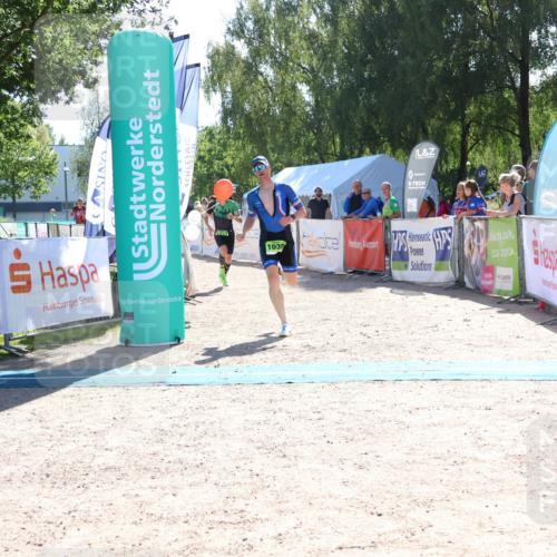 07.09.2025 - 19. Norderstedt Triathlon Zöllner http://msf.ph/oto/8783790 07.09.2025 15:16:12 Ziel 1037, 1038 meine-sportfotos.de