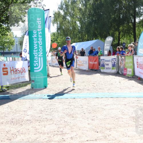 07.09.2025 - 19. Norderstedt Triathlon Zöllner http://msf.ph/oto/8783796 07.09.2025 15:16:12 Ziel 1037, 1038 meine-sportfotos.de