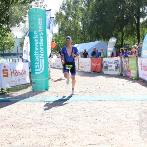 07.09.2025 - 19. Norderstedt Triathlon Zöllner http://msf.ph/oto/8783801 07.09.2025 15:16:13 Ziel 1037, 1038 meine-sportfotos.de