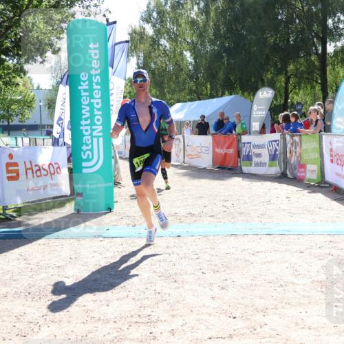 07.09.2025 - 19. Norderstedt Triathlon Zöllner http://msf.ph/oto/8783813 07.09.2025 15:16:13 Ziel 1037, 1038 meine-sportfotos.de