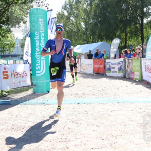 07.09.2025 - 19. Norderstedt Triathlon Zöllner http://msf.ph/oto/8783816 07.09.2025 15:16:13 Ziel 1037, 1038 meine-sportfotos.de