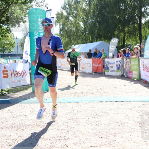 07.09.2025 - 19. Norderstedt Triathlon Zöllner http://msf.ph/oto/8783821 07.09.2025 15:16:13 Ziel 1037, 1038 meine-sportfotos.de