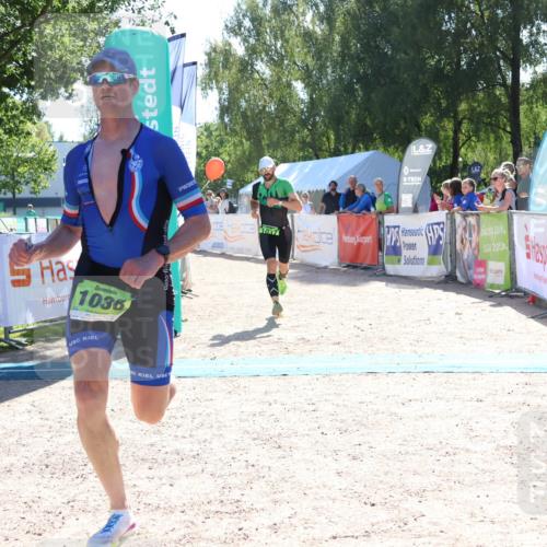07.09.2025 - 19. Norderstedt Triathlon Zöllner http://msf.ph/oto/8783824 07.09.2025 15:16:14 Ziel 962, 1037, 1038 meine-sportfotos.de