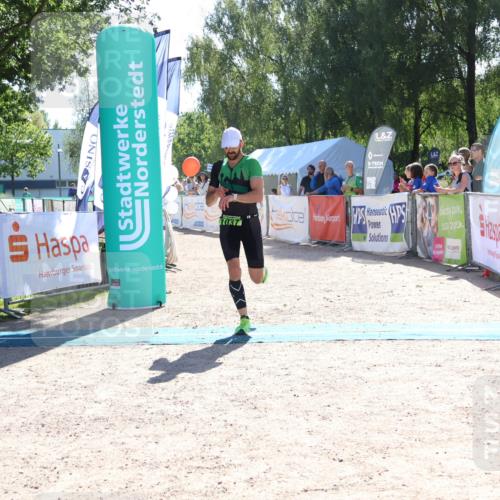 07.09.2025 - 19. Norderstedt Triathlon Zöllner http://msf.ph/oto/8783841 07.09.2025 15:16:14 Ziel 962, 1037, 1038 meine-sportfotos.de