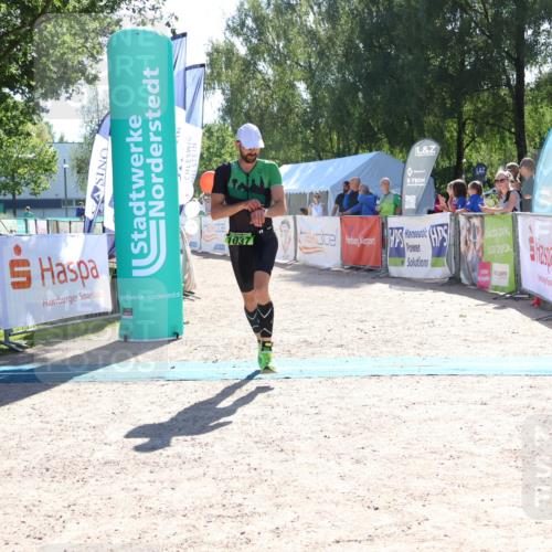 07.09.2025 - 19. Norderstedt Triathlon Zöllner http://msf.ph/oto/8783843 07.09.2025 15:16:15 Ziel 962, 1037, 1038 meine-sportfotos.de