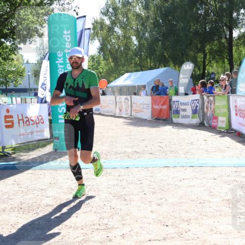 07.09.2025 - 19. Norderstedt Triathlon Zöllner http://msf.ph/oto/8783854 07.09.2025 15:16:15 Ziel 962, 1037, 1038 meine-sportfotos.de