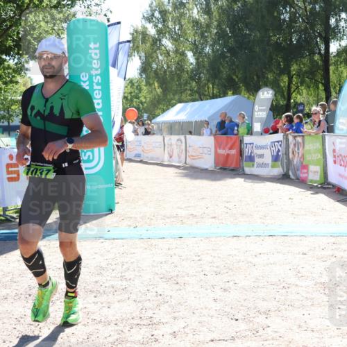 07.09.2025 - 19. Norderstedt Triathlon Zöllner http://msf.ph/oto/8783864 07.09.2025 15:16:16 Ziel 962, 1037, 1038 meine-sportfotos.de