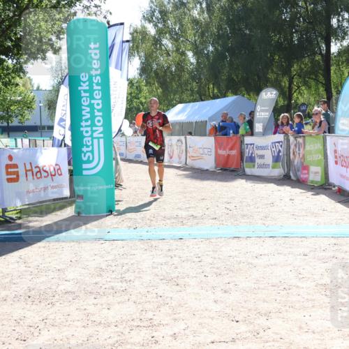 07.09.2025 - 19. Norderstedt Triathlon Zöllner http://msf.ph/oto/8783870 07.09.2025 15:16:18 Ziel 962, 1037, 1038 meine-sportfotos.de
