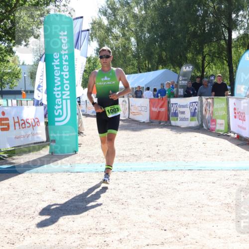 07.09.2025 - 19. Norderstedt Triathlon Zöllner http://msf.ph/oto/8784104 07.09.2025 15:18:27 Ziel 876, 1007 meine-sportfotos.de